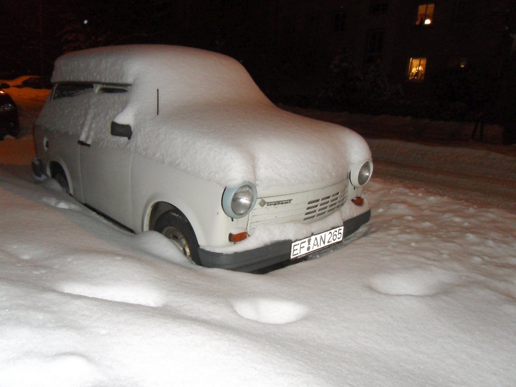 Eingeschneiter Trabi
